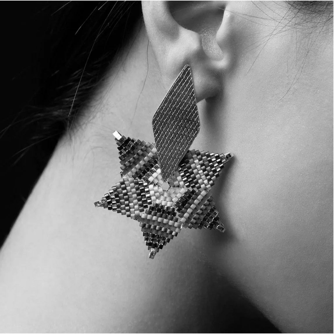 B&W Aretes 5 Rombos